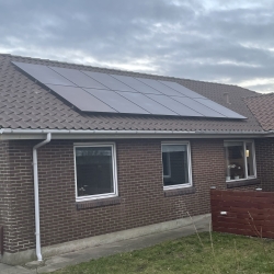 solcelleanlæg på gråt hus